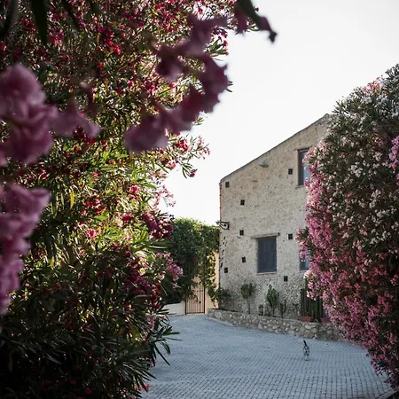 Baglio Làuria Alloggio per agriturismo Campobello di Licata